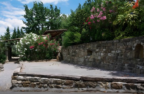 Les Vans Ski Chalet | Premium Chalet with Shared Pool, Mountain View, Wi-Fi, and Air Conditioning