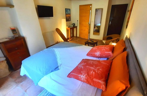 Cros House | ★ Premium double room B&B ★ WIFI ★ swimming pool and spa ★ en-suite bathroom