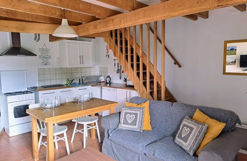 Saint-Aubin-de-Nabirat Cottage | Pretty end terrace cottage with en-suite facilities and its own private garden.