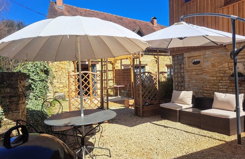 Saint-Aubin-de-Nabirat Cottage | Pretty end terrace cottage with en-suite facilities and its own private garden.