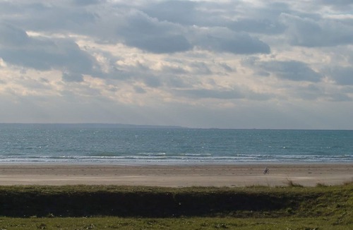 Denneville House | Pretty gîte 50m from a beautiful sandy beach facing Jersey