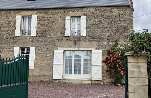 Longues-sur-Mer House | Pretty stone house, 3 bedrooms, 2 bathrooms with a large enclosed garden