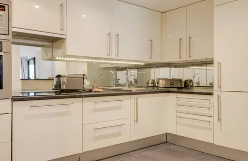 L'Europe Apartment | Pristine 180m Apartment Near Saint-Lazare
