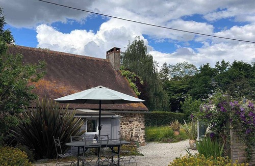 Thorigne-en-Charnie Cottage | Private gîte La Bonne Marie - garden & pool - dog friendly
