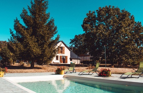 Savigny-Poil-Fol House | private spa pool