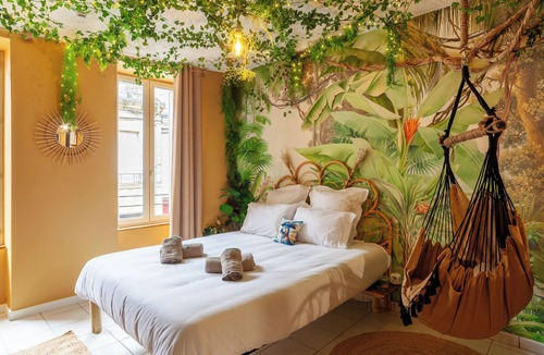 Vierzon Apartment | Private Spa with Jacuzzi & Massage in Vierzon - L'Aventurier