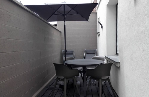 Saint-Quentin Apartment | Privathof Barbecue Stadtzentrum Voltaire by Interhome