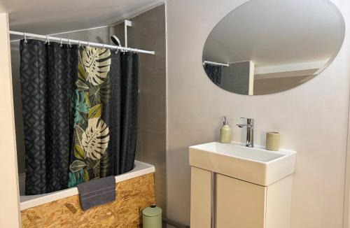 Cepie House | Proche Carcassone chambre avec salle de bain et WC privée Piscine salon et kitchenette partagés avec voyageurs