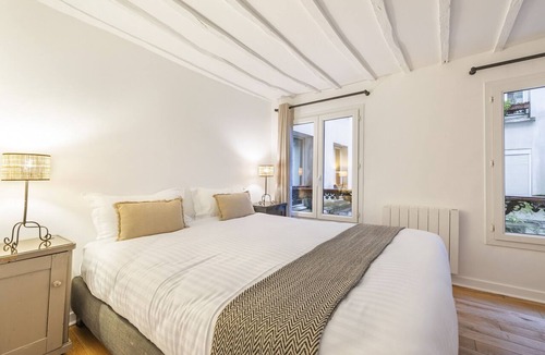 Quartier de la Folie-Mericourt Apartment | Psychédelique, 2BR/2BA, 4 people