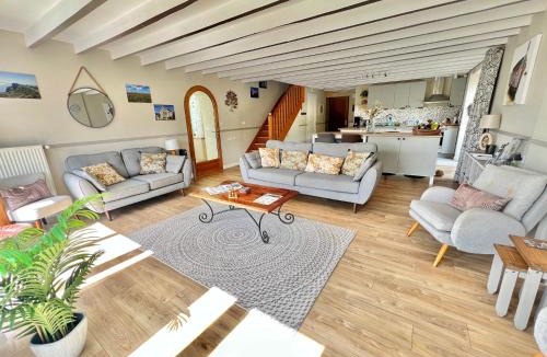 Lehon House | Quai du Val is a Charming Pet and Family Friendly Riverside Gite in Lehon close to Dinan Sleeps 7