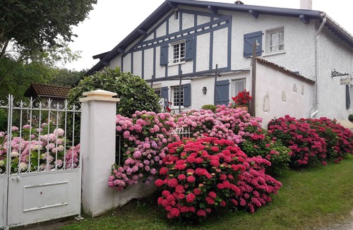 Saint-Laurent-de-Gosse Apartment | Quiet country setting, duplex apartment in renovated farmhouse