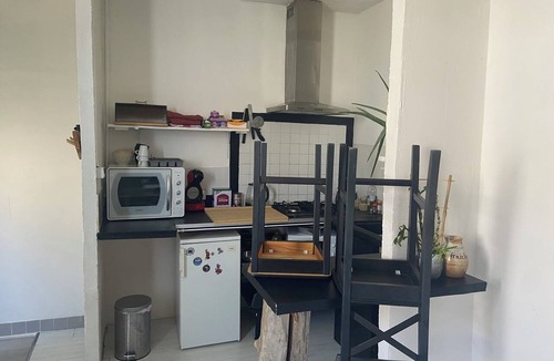 Saint-Germain-des-Fosses Apartment | Quiet studio overlooking the garden. Pets at no extra charge