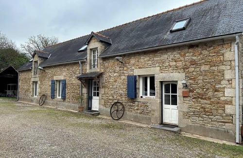 Cleguerec Apartment | Quiet gîte ideal for family get-togethers or business trips