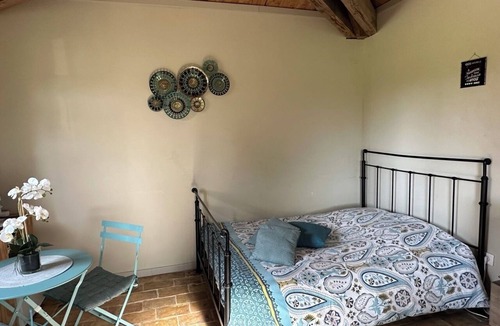 Chateauneuf-du-Rhone Bed & Breakfast | Quiet little house with large garden on the Rhône agricultural plain