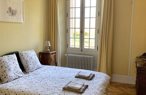 Saints Bed & Breakfast | Quiet Mimosa guest room in a 19th-century manor house with 5-hectare park
