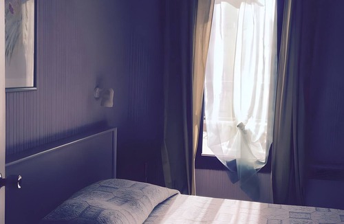 Priziac Bed & Breakfast | Quiet Room with Violet and Pink Accents