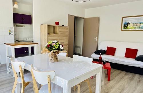 Cambo-les-Bains Apartment | Quiet T2 apartment in Cambo-les-Bains with Wi-Fi and parking