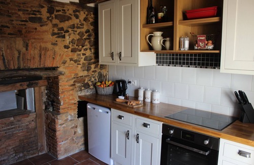 Saint-Mesmin Cottage | Quiet well equiped farm retreat w/cosy log burner.