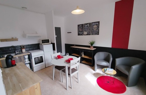 Jassat Apartment | Résidence de Michèle: Studio Lumineux Avec Jardin et Parking à Murol