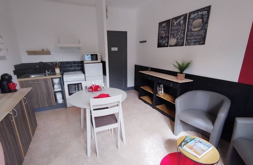 Jassat Apartment | Résidence de Michèle: Studio Lumineux Avec Jardin et Parking à Murol