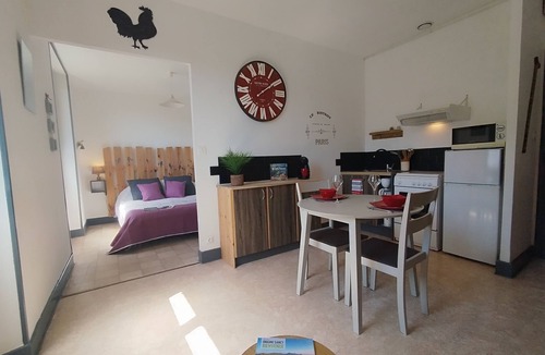 Jassat Apartment | Résidence de Michèle: Studio Lumineux Avec Jardin et Parking à Murol