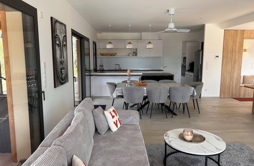 Saint-Jean-de-Laur House | Recent house surrounded by a natural park