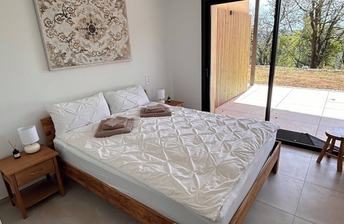 Saint-Jean-de-Laur House | Recent house surrounded by a natural park
