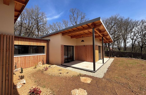 Saint-Jean-de-Laur House | Recent house surrounded by a natural park