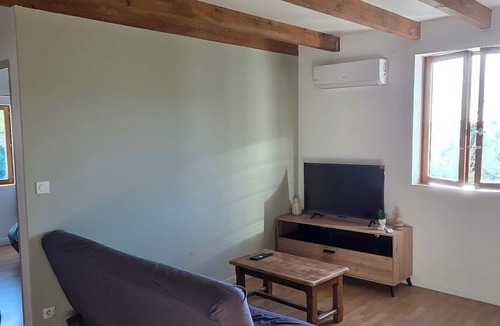 Roullens Apartment | Renovated Apartment 15 Minutes from the Medieval City