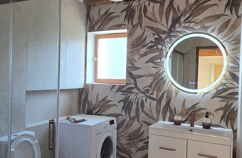Roullens Apartment | Renovated Apartment 15 Minutes from the Medieval City
