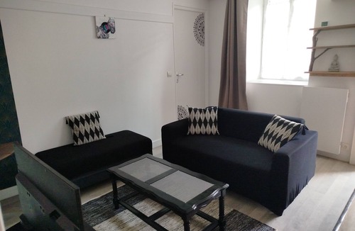 Irancy House | Renovated apartment in quiet wine-growing village. 15min from Auxerre.