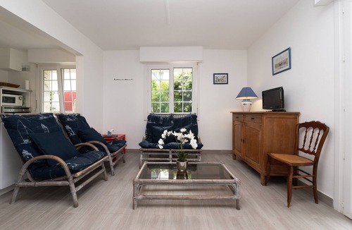 Carnac Apartment | Renovated Apartment with Private Garden, 150m from Saint-Colomban Beach