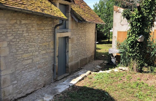 Donzy House | RENOVATED GITE 180 KM - PARIS.Etape N. 7. 2 bedrooms, 2 bathrooms, garden, parking.