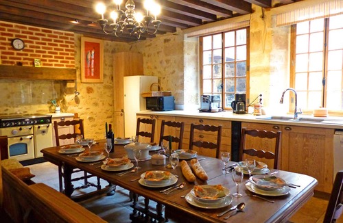 Herisson Cottage | Restored Old College: Medieval Charm, linens included
