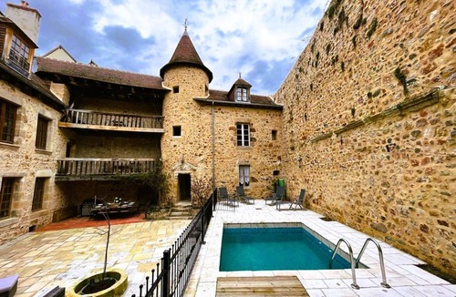 Herisson Cottage | Restored Old College: Medieval Charm, linens included
