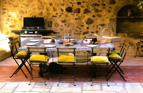 Herisson Cottage | Restored Old College: Medieval Charm, linens included