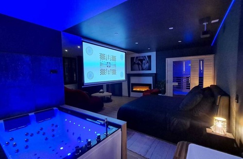 Argenton-sur-Creuse Apartment | Rien Que Pour Nous – Spa privé, sauna & vidéoprojecteur