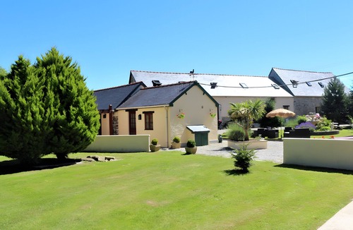 Nehou House | Riverside Gîte – La Mare Chappey, Family-Friendly, Heated Pool