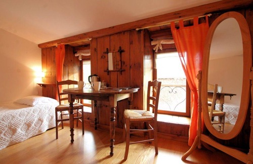 Polignac Bed & Breakfast | “Romance” Guest Room with Shared Terrace, Garden, and Wi-Fi