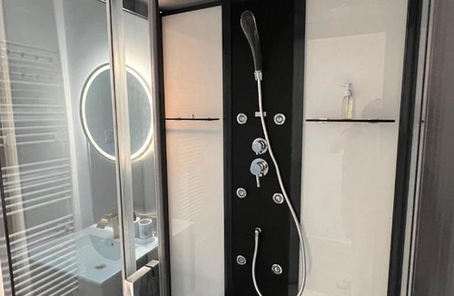 Ploumagoar Apartment | Romance Jacuzzi - Vidéoprojecteur - Terrasse 5min gare