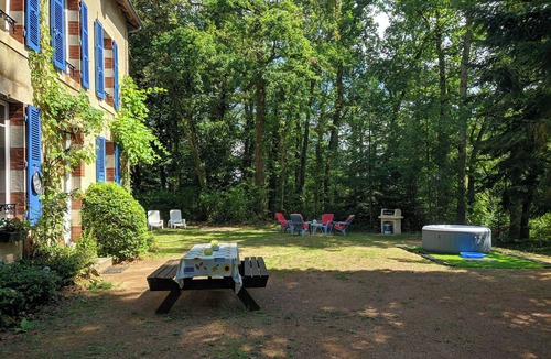 Buxieres-sous-Montaigut House | Romantic 19th century country home with a big garden and BBQ.
