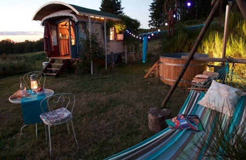 La Chabanne Cabin | Romantic gypsy wagon with a great view from your hottub in beautiful nature.