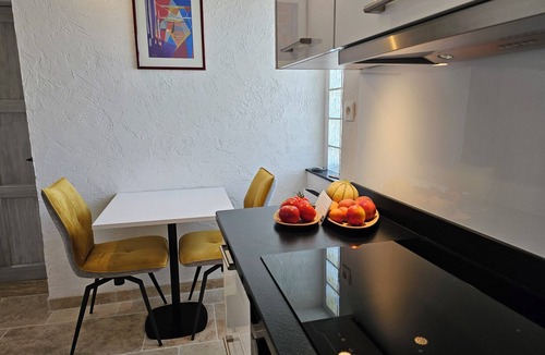 Sauveterre Cottage | Romantic holiday cottage with private pool and massage treatments – for 2 people
