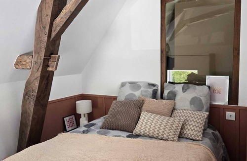 Saint-Jean-de-Vaux Apartment | Romantic Studio