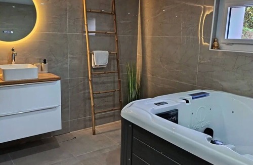 Chateaugay Apartment | Romantic Suite & Spa