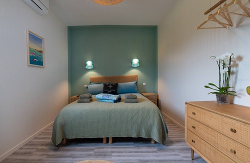 Ploeren Bed & Breakfast | Room 'Houat' with Shared Terrace, Wi-Fi, and Air Conditioning