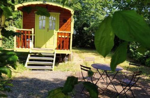 Chantenay-Villedieu House | Roulotte bucolique en bois avec terrasse, Vallée de la Sarthe - FR-1-410-188