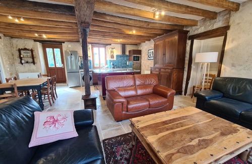 Etrechet Cottage | Rustic Berry Retreat: 4 En-Suite BRs, Fiber, Terrace, and Equestrian-Friendly!