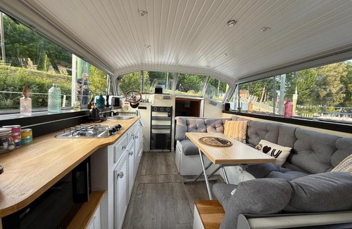 Mery-sur-Marne Boat Rental | Séjour atypique en Bateau-Bord de Marne