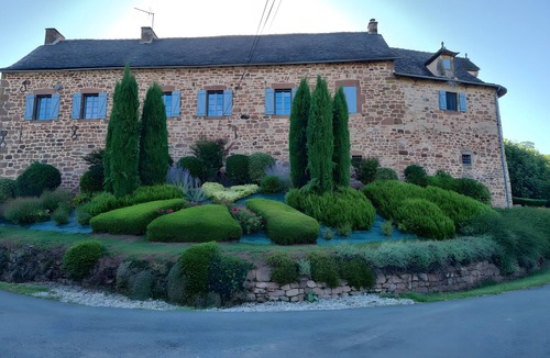 Escandolieres Bed & Breakfast | Sans Chichi Chambres et Table: Mountain View, Shared Terrace & Wi-Fi